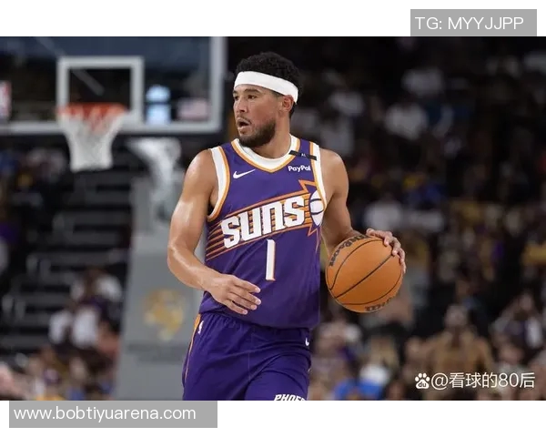 布克手感不佳依靠罚球逆袭18投7中贡献27分4篮板4助攻